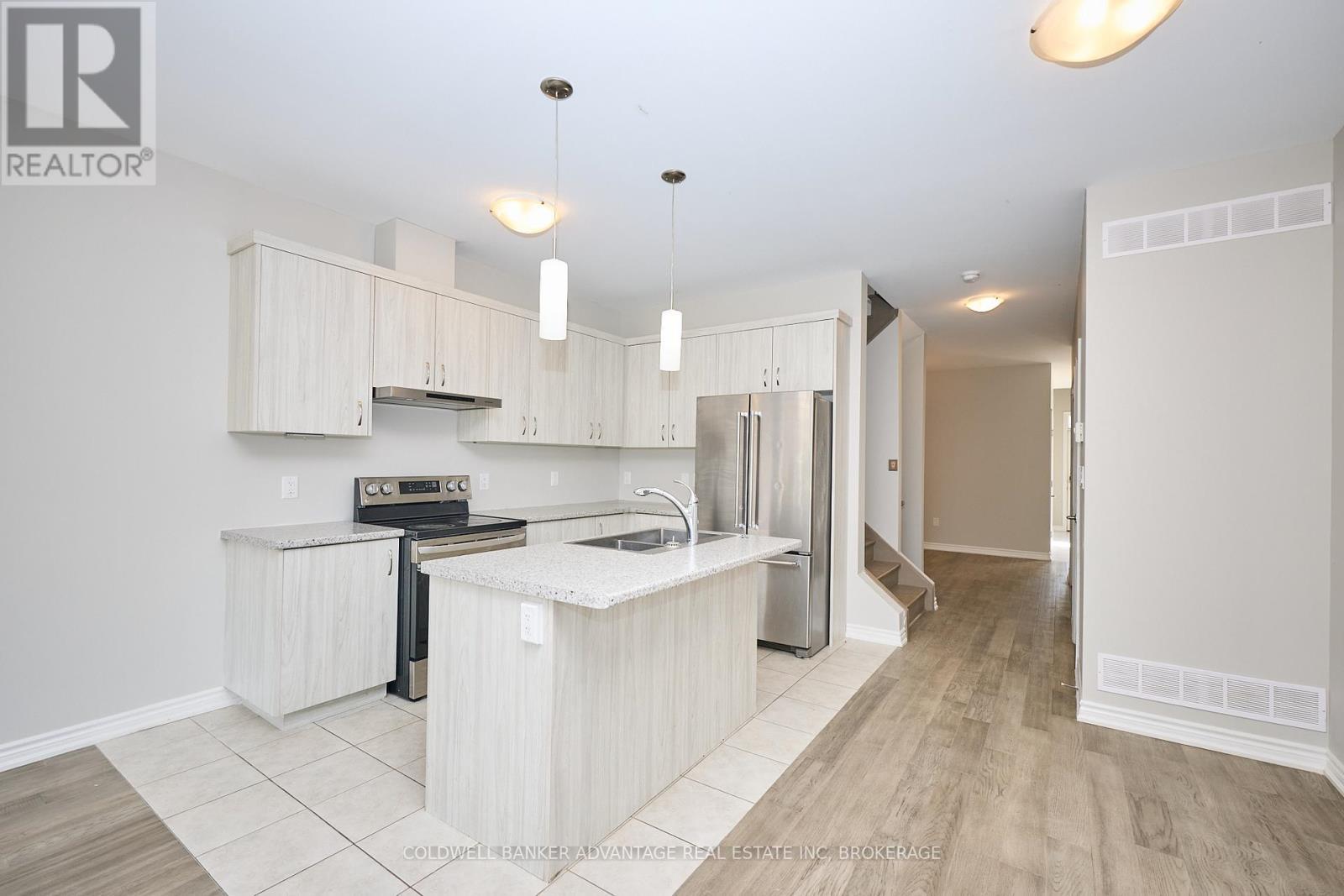 324 Louise Street, Welland (Lincoln/Crowland), ON - Indoor Photo Showing Kitchen With Upgraded Kitchen