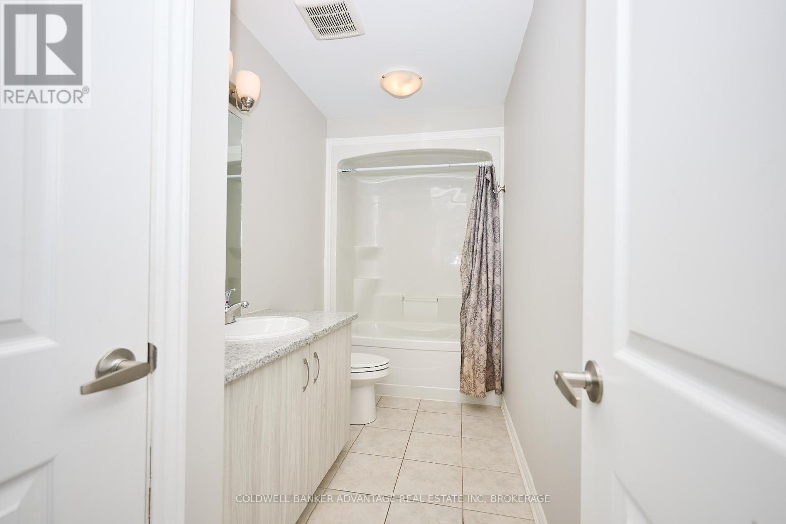 324 Louise Street, Welland (Lincoln/Crowland), ON - Indoor Photo Showing Bathroom
