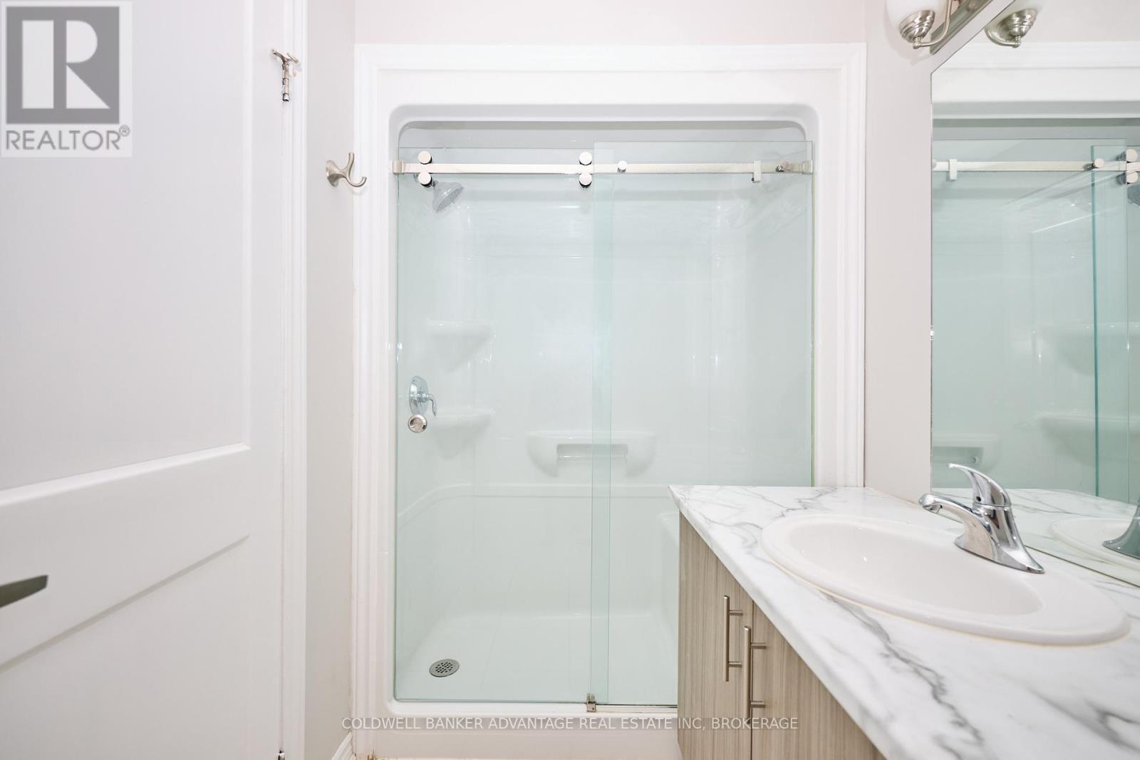 324 Louise Street, Welland (Lincoln/Crowland), ON - Indoor Photo Showing Bathroom