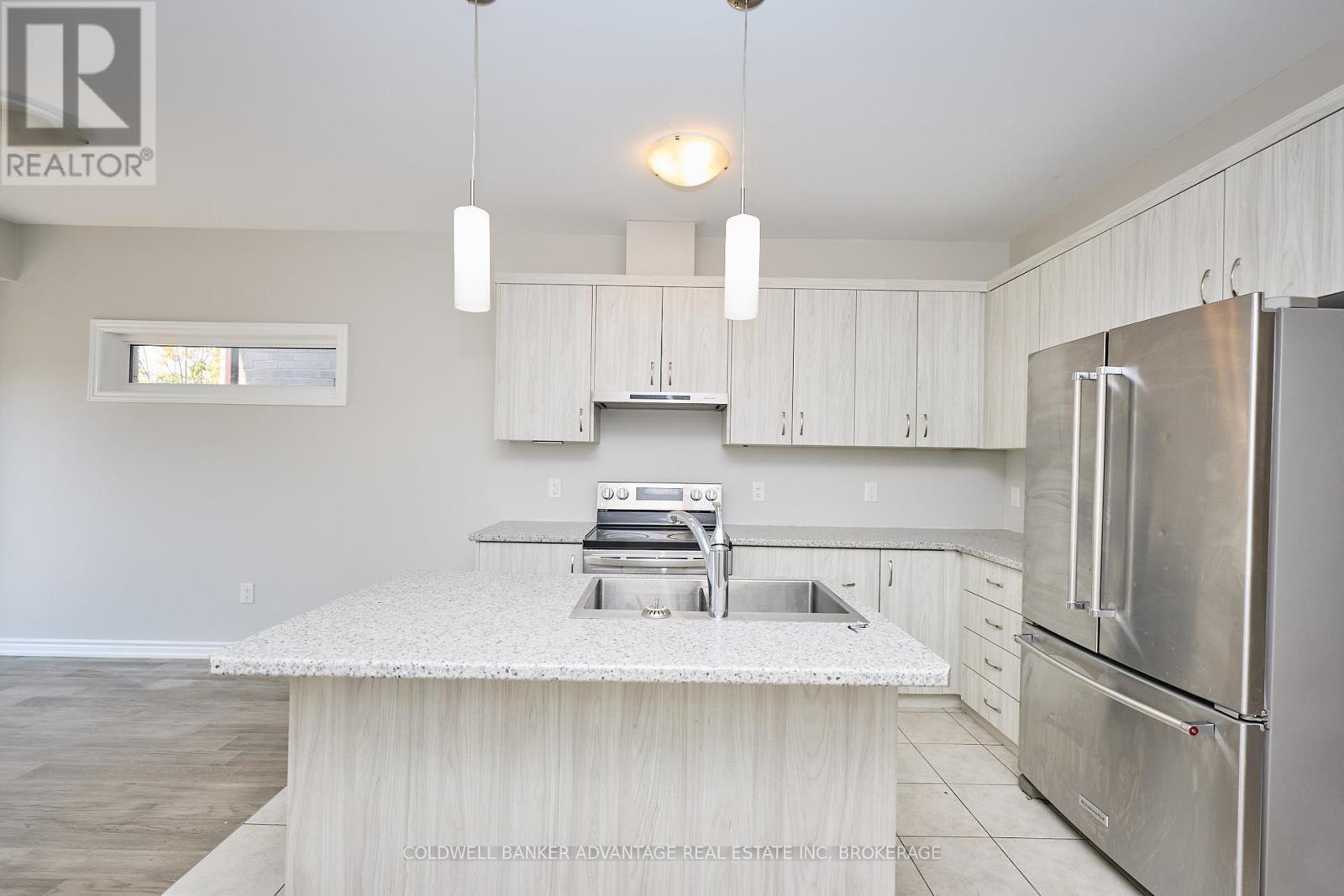 324 Louise Street, Welland (Lincoln/Crowland), ON - Indoor Photo Showing Kitchen With Double Sink With Upgraded Kitchen
