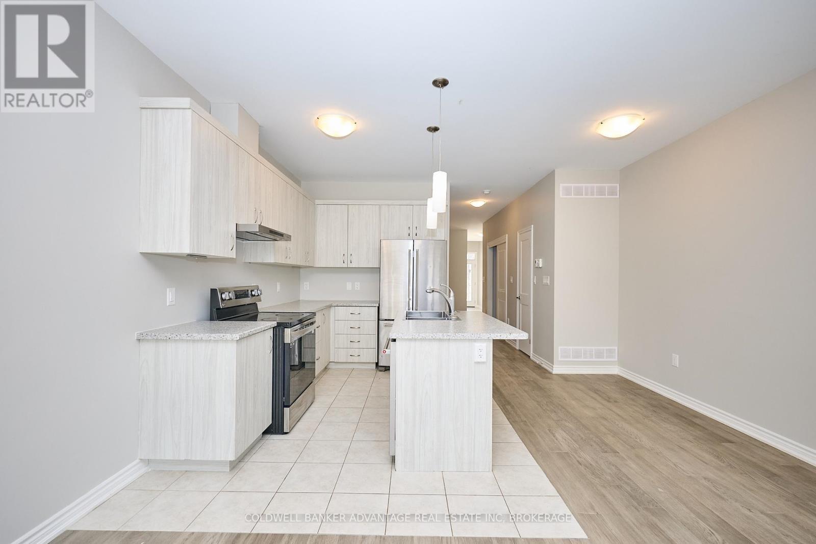 324 Louise Street, Welland (Lincoln/Crowland), ON - Indoor Photo Showing Kitchen