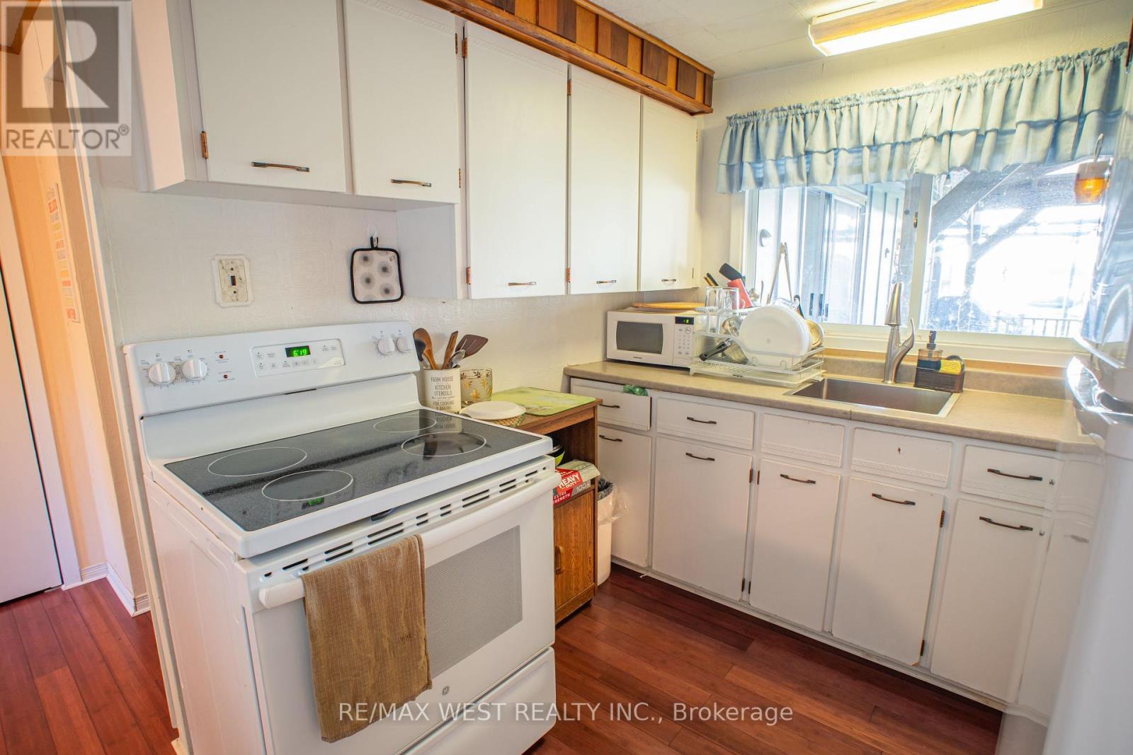 1392 Island View Drive, Selwyn, ON - Indoor Photo Showing Kitchen