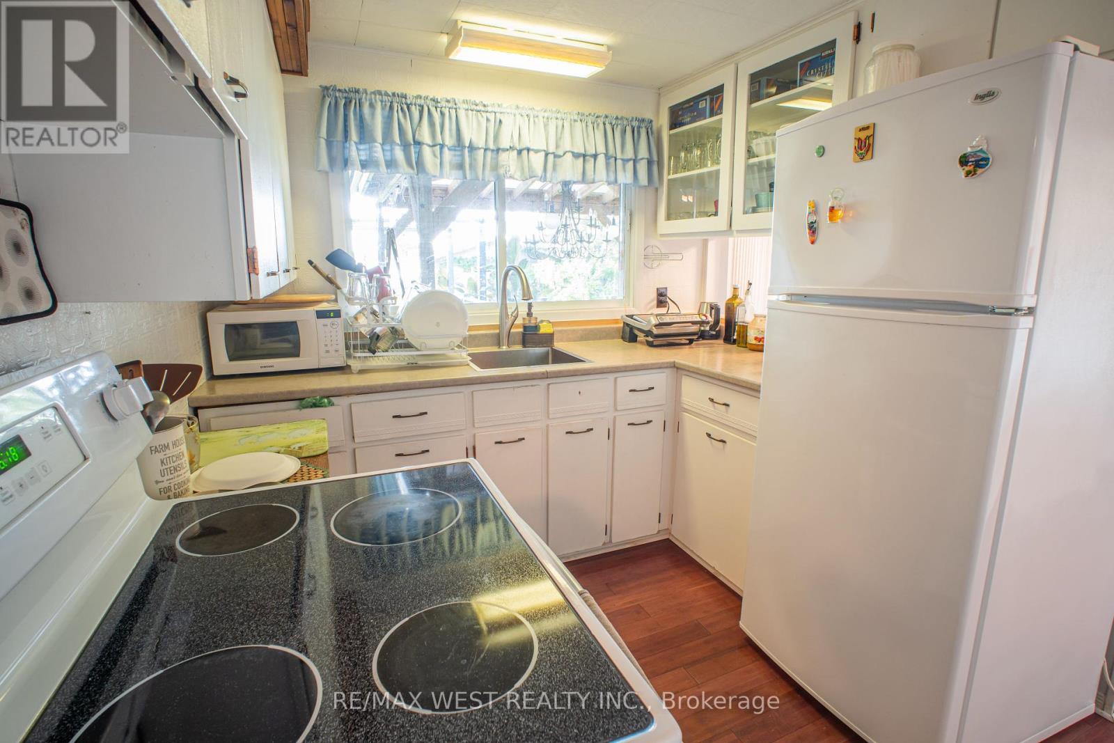 1392 Island View Drive, Selwyn, ON - Indoor Photo Showing Laundry Room