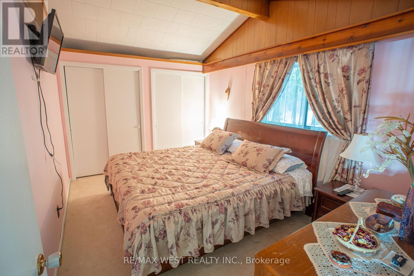 1392 Island View Drive, Selwyn, ON - Indoor Photo Showing Bedroom