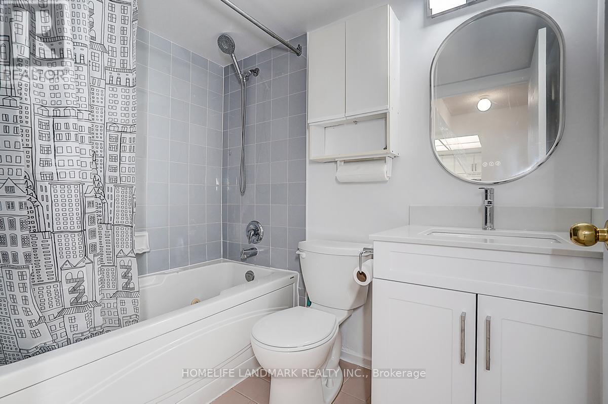 915 - 2550 Lawrence Avenue E, Toronto, ON - Indoor Photo Showing Bathroom