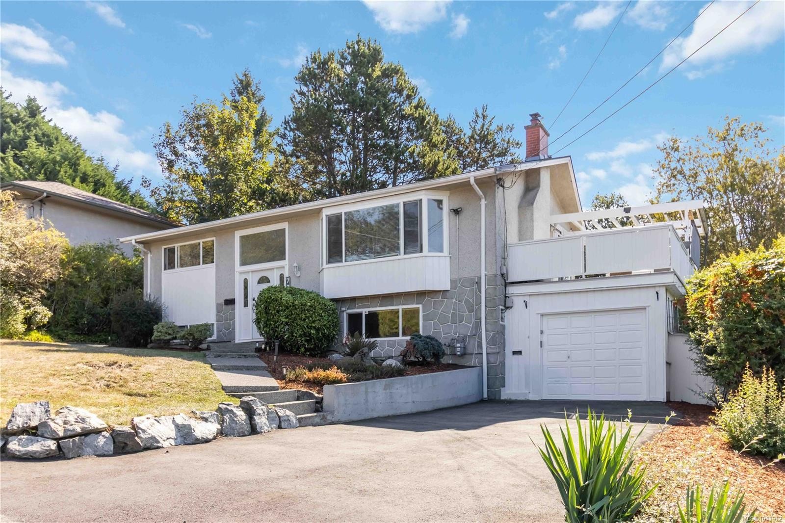 727 Chesterlea Rd, Saanich, BC