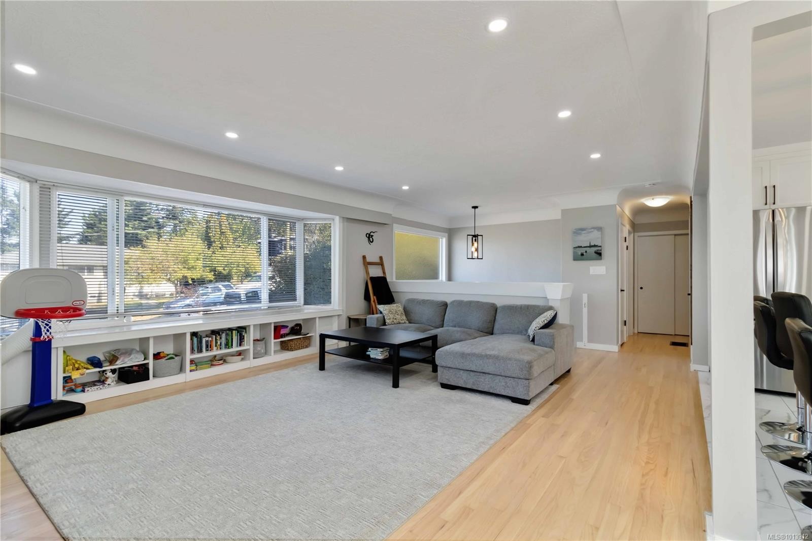 727 Chesterlea Rd, Saanich, BC