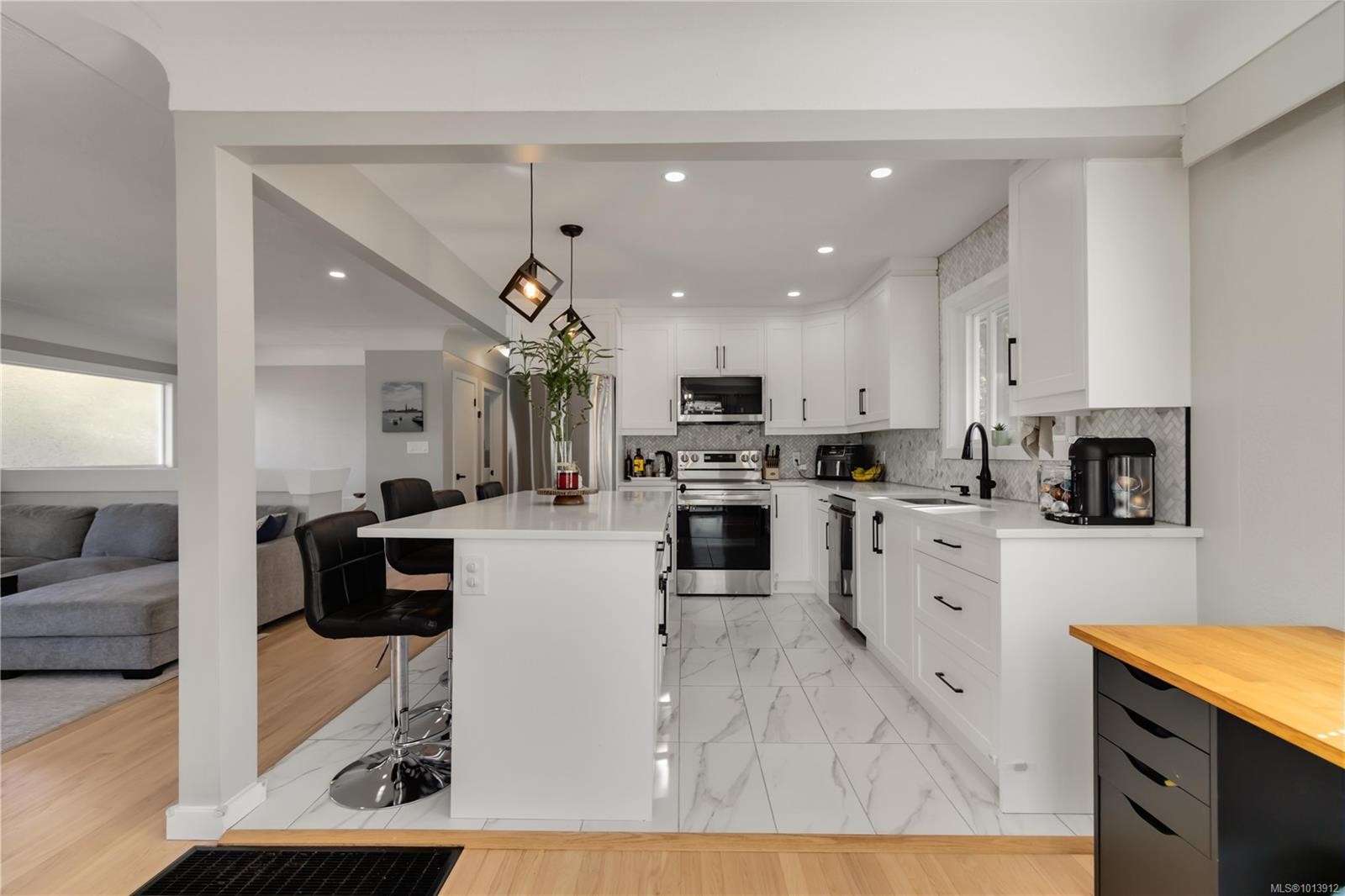 727 Chesterlea Rd, Saanich, BC