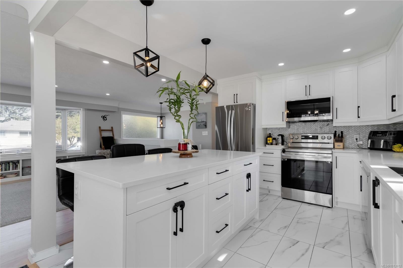 727 Chesterlea Rd, Saanich, BC