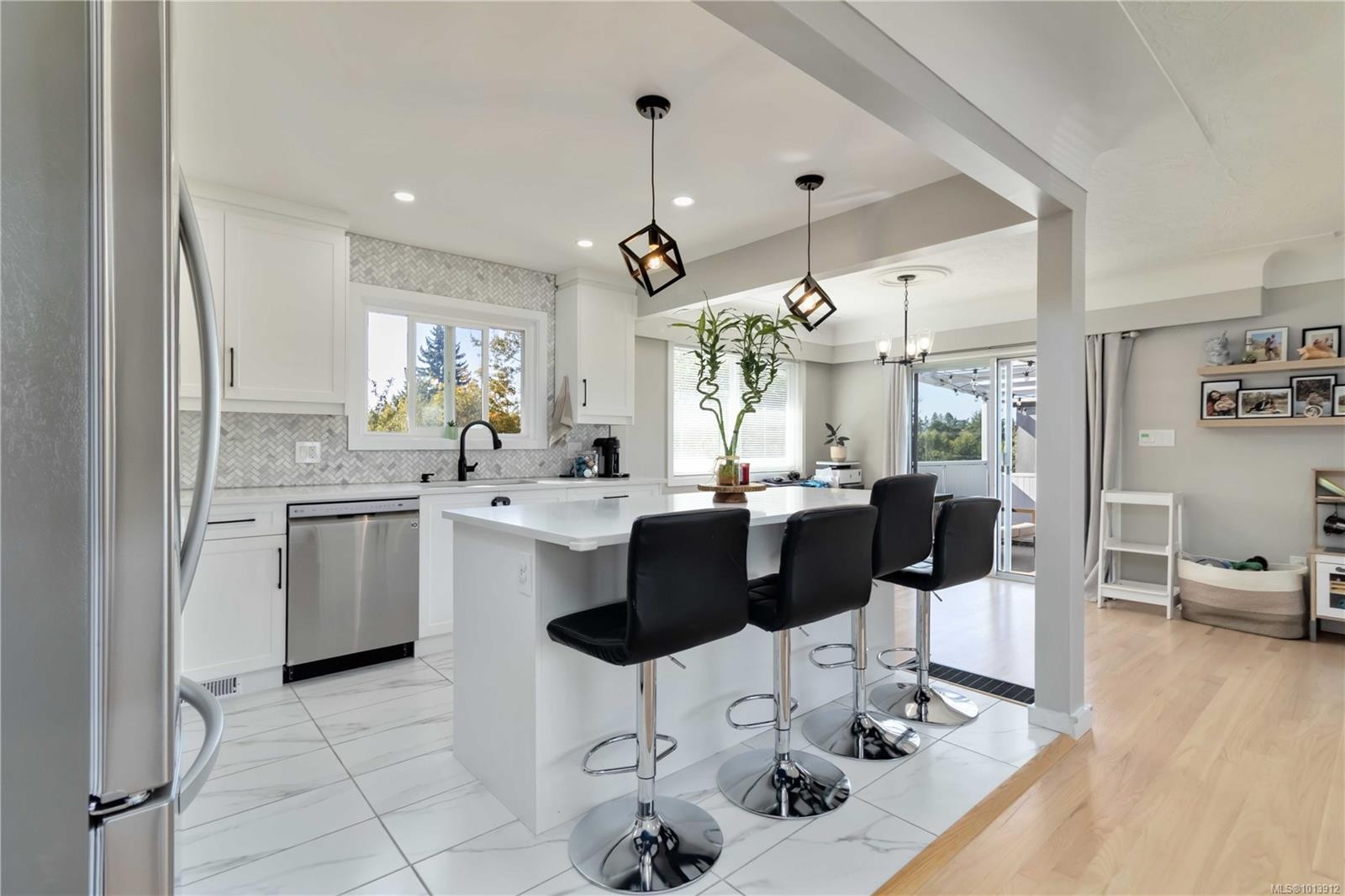 727 Chesterlea Rd, Saanich, BC