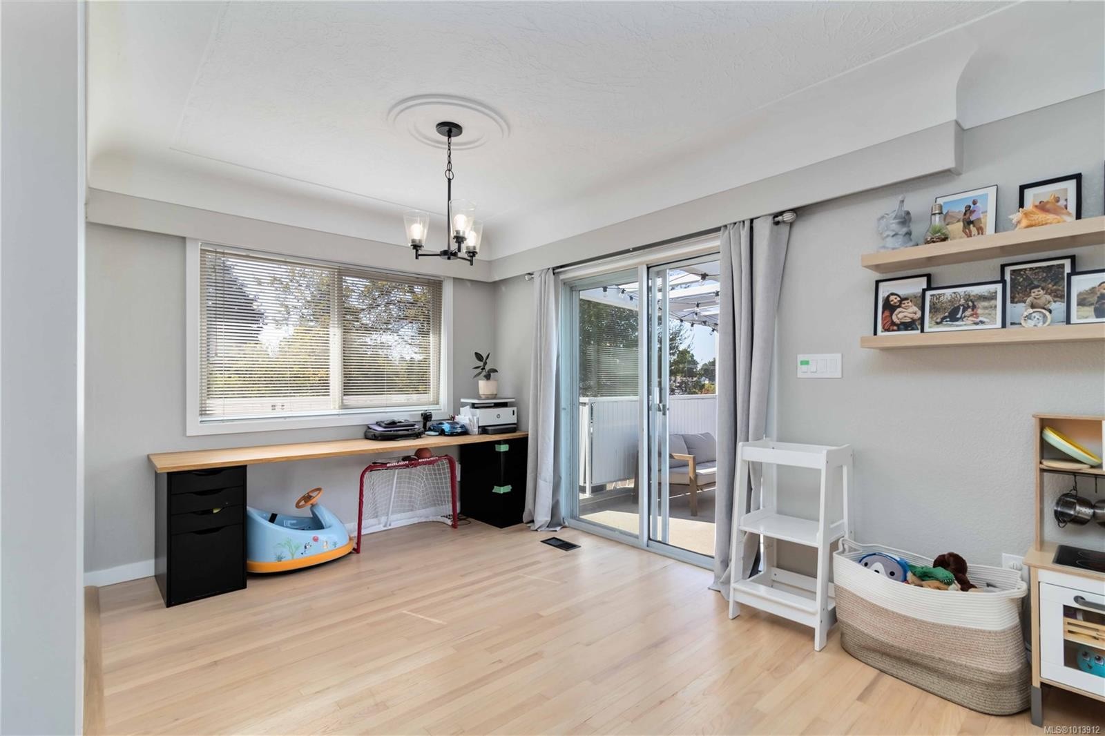 727 Chesterlea Rd, Saanich, BC