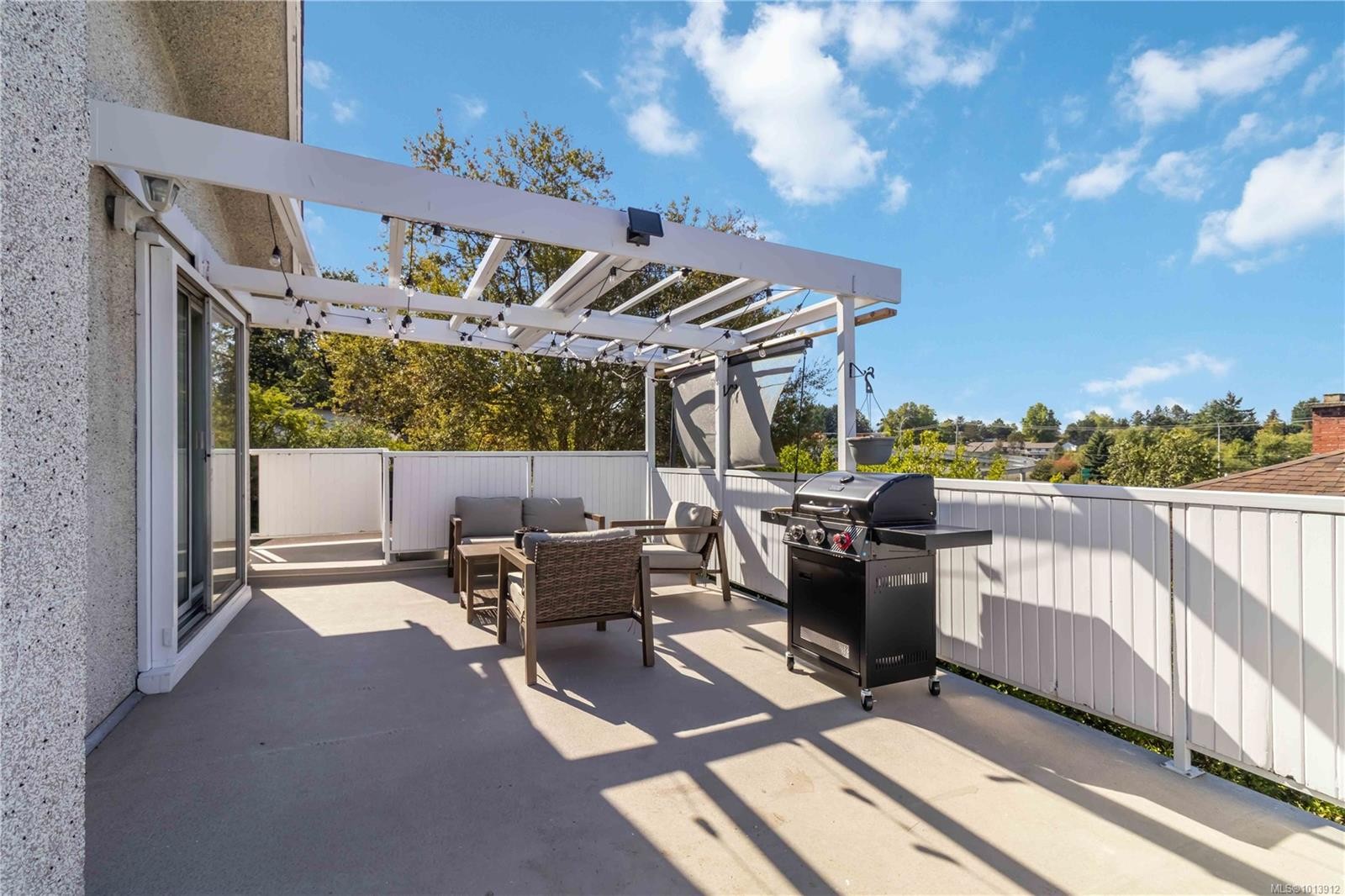 727 Chesterlea Rd, Saanich, BC