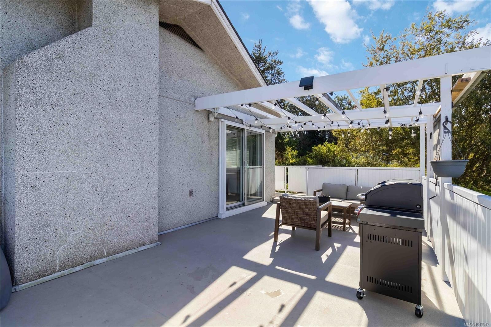 727 Chesterlea Rd, Saanich, BC