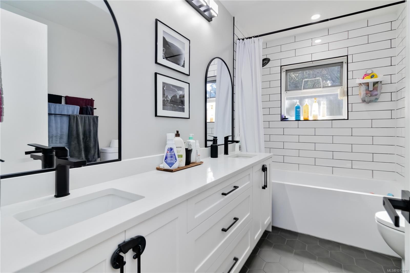 727 Chesterlea Rd, Saanich, BC