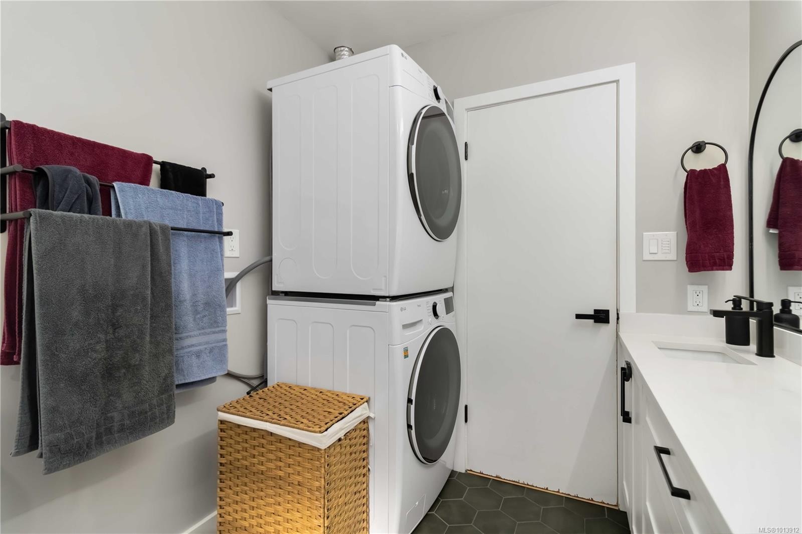 727 Chesterlea Rd, Saanich, BC