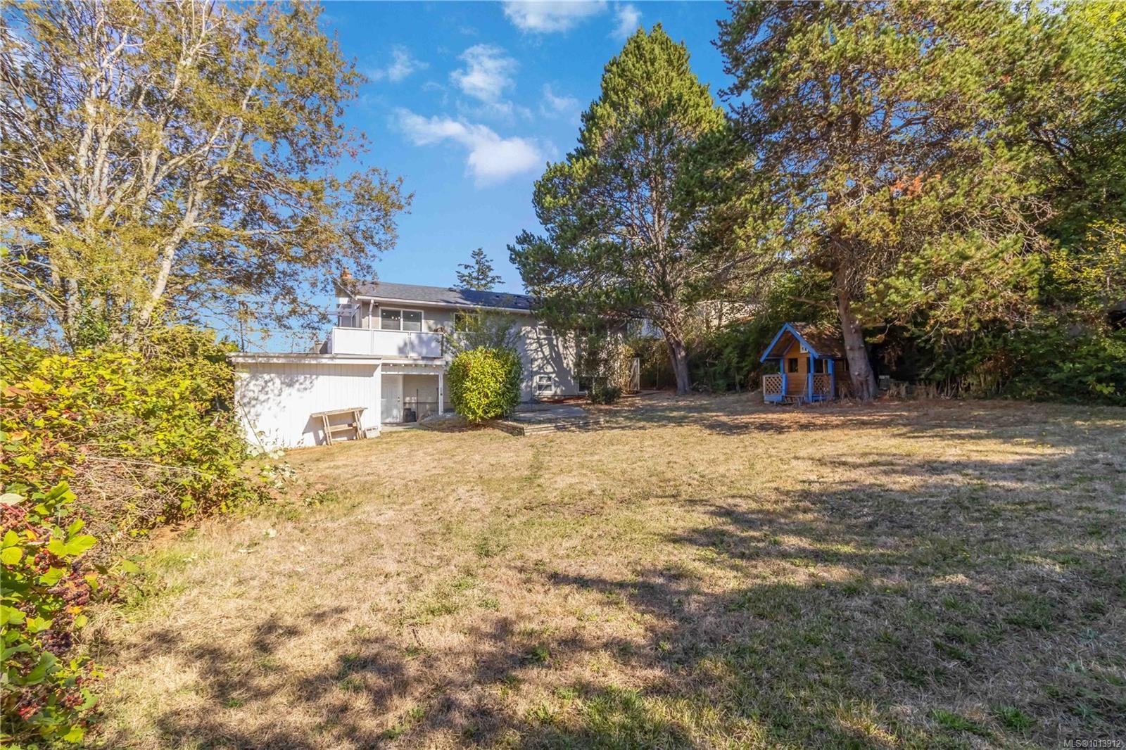 727 Chesterlea Rd, Saanich, BC