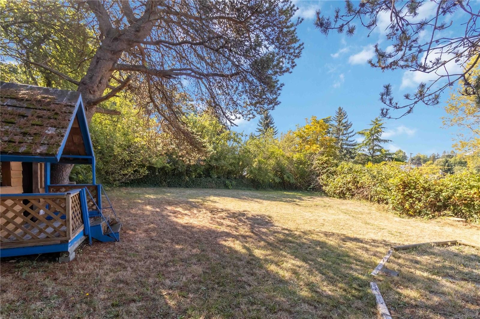 727 Chesterlea Rd, Saanich, BC