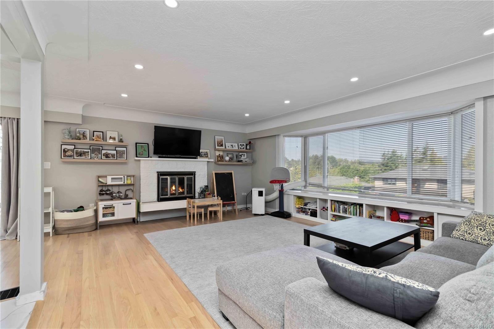 727 Chesterlea Rd, Saanich, BC