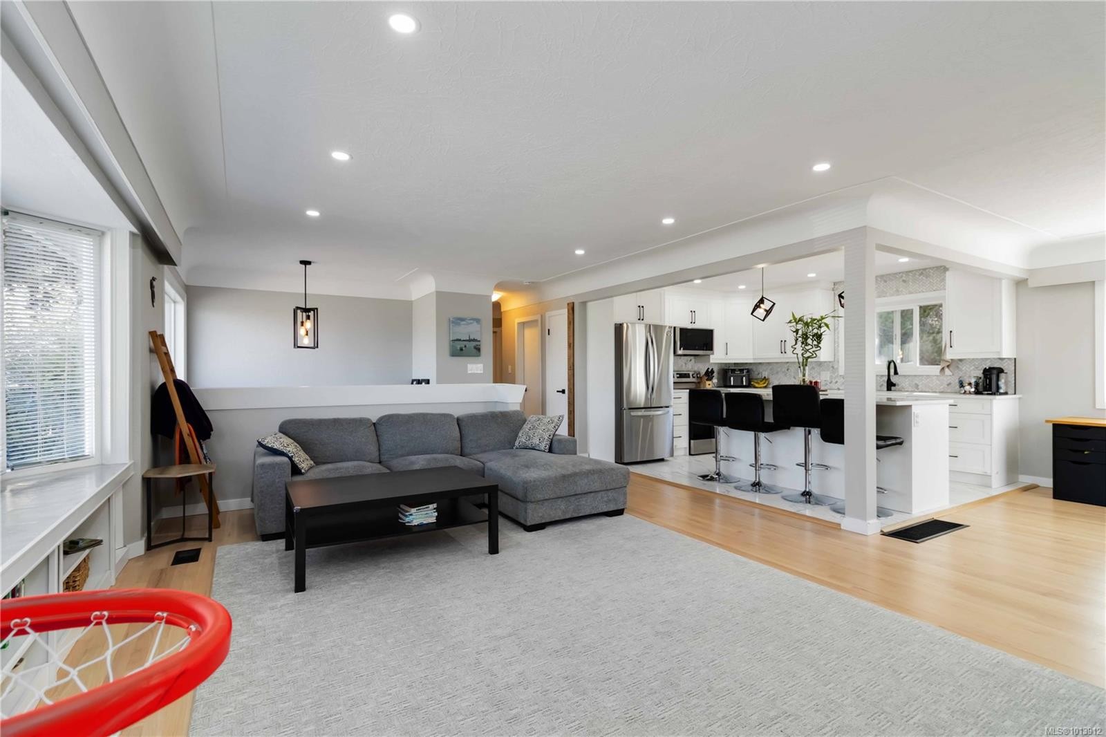 727 Chesterlea Rd, Saanich, BC