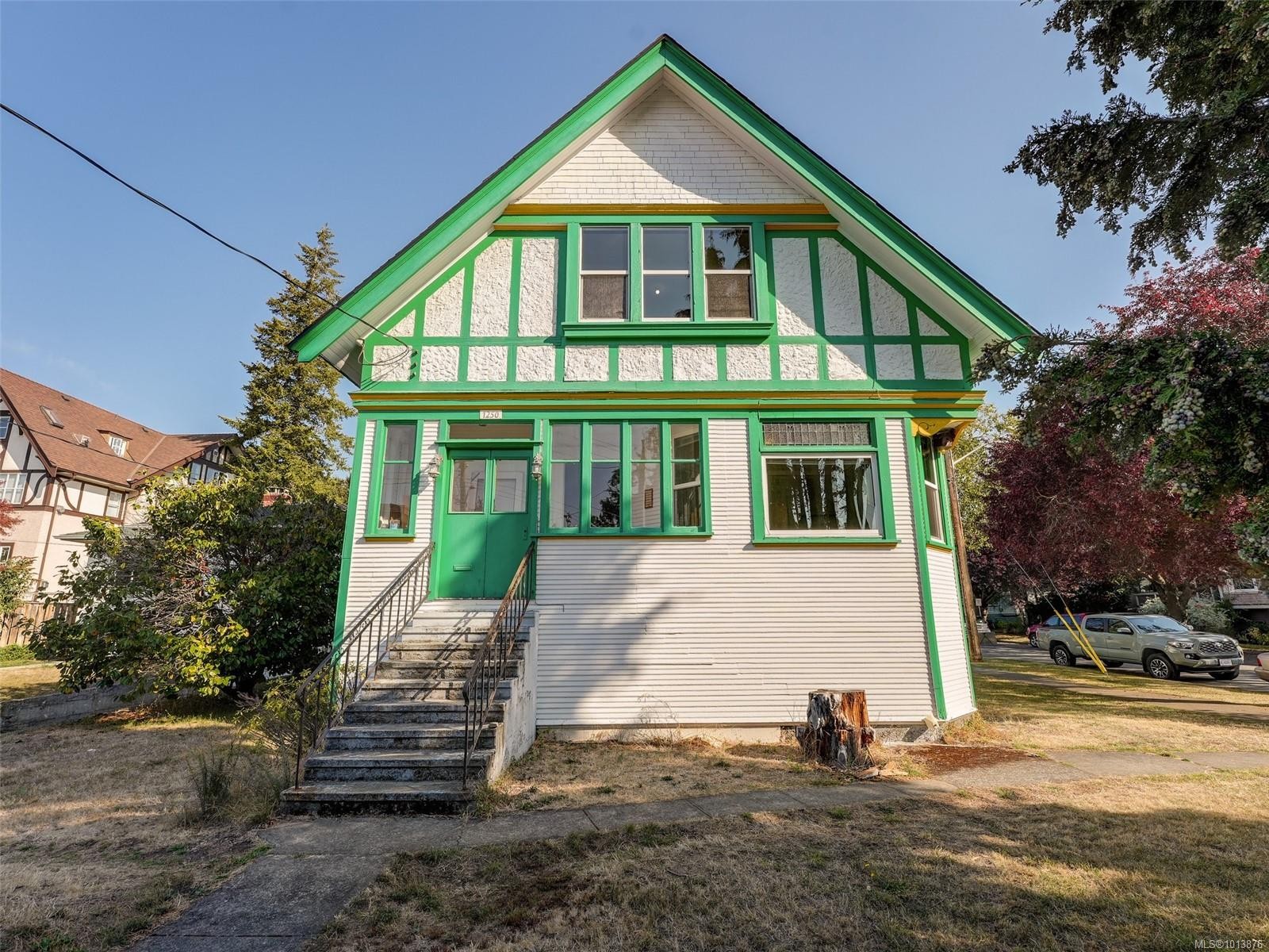 1250 Fairfield Rd, Victoria, BC