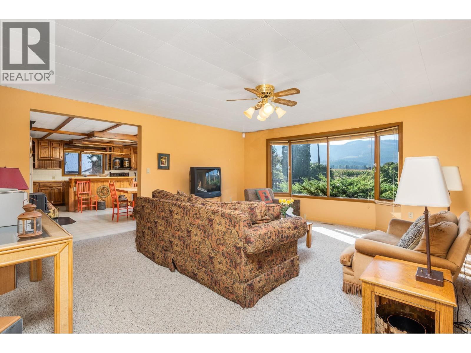 599 Whitevale Road, Lumby, BC - Indoor Photo Showing Living Room
