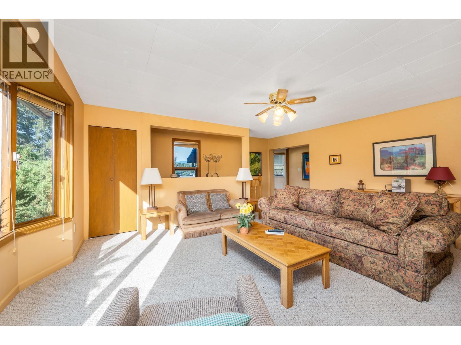 599 Whitevale Road, Lumby, BC - Indoor Photo Showing Living Room