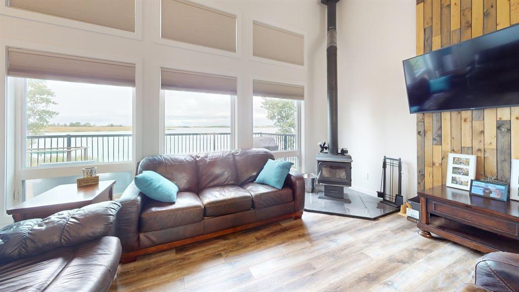 40 Birch Bay, Thomas Lake, MB - Indoor Photo Showing Living Room