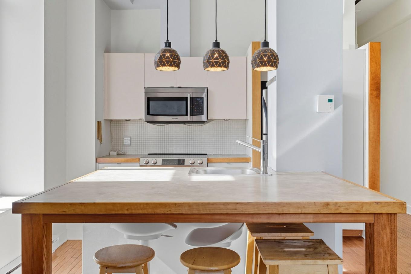 Kitchen - 411-1015 Rue William, Montréal (Le Sud-Ouest), QC - Indoor Photo Showing Kitchen With Double Sink