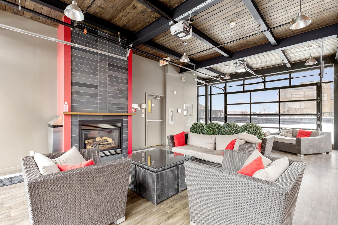 Common room - 411-1015 Rue William, Montréal (Le Sud-Ouest), QC - Indoor With Fireplace