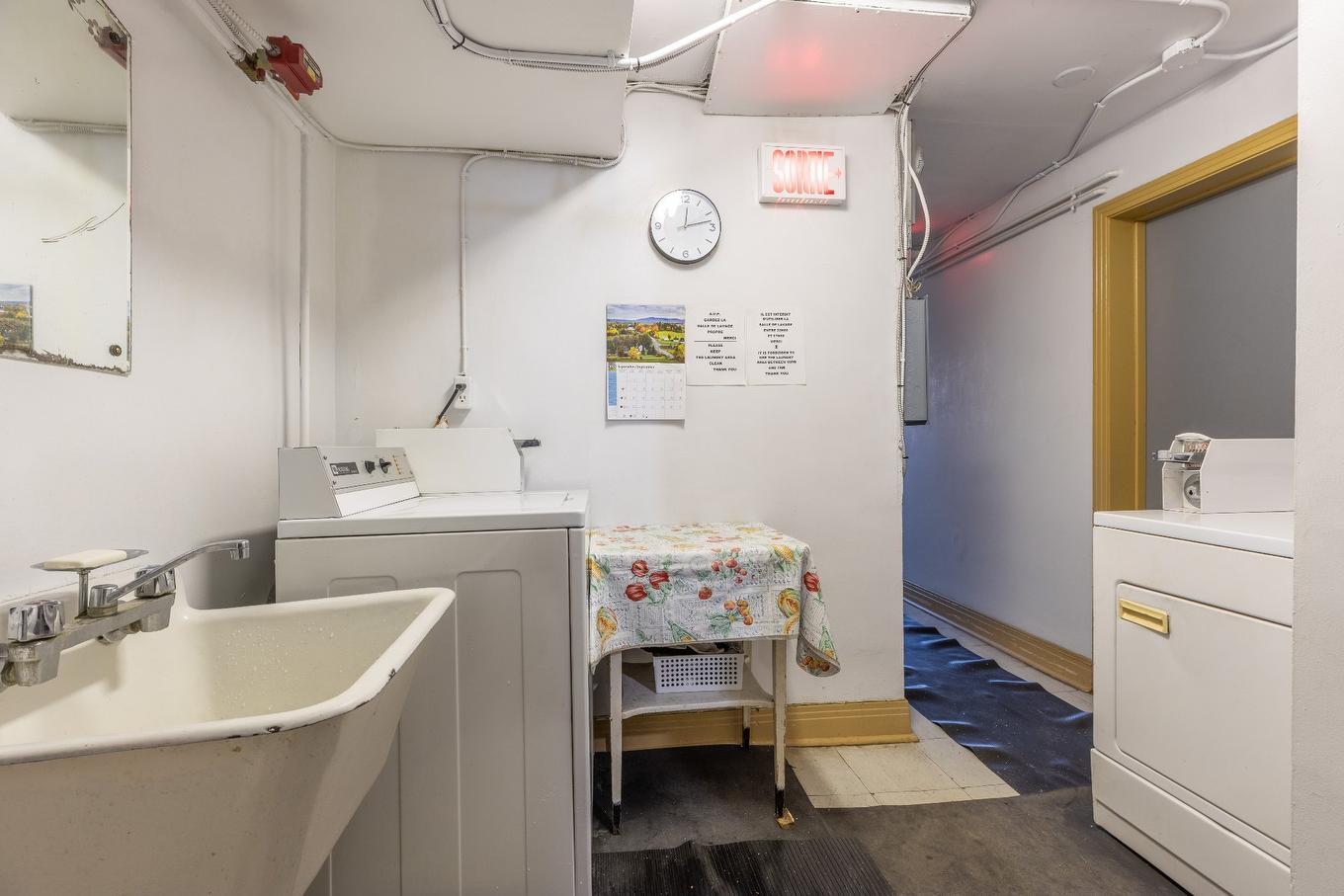 Laundry room - 5985 Rue Souart, Montréal (Côte-Des-Neiges/Notre-Dame-De-Grâce), QC - Indoor Photo Showing Laundry Room