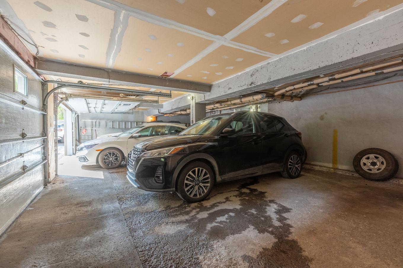 Garage - 5985 Rue Souart, Montréal (Côte-Des-Neiges/Notre-Dame-De-Grâce), QC - Indoor Photo Showing Garage