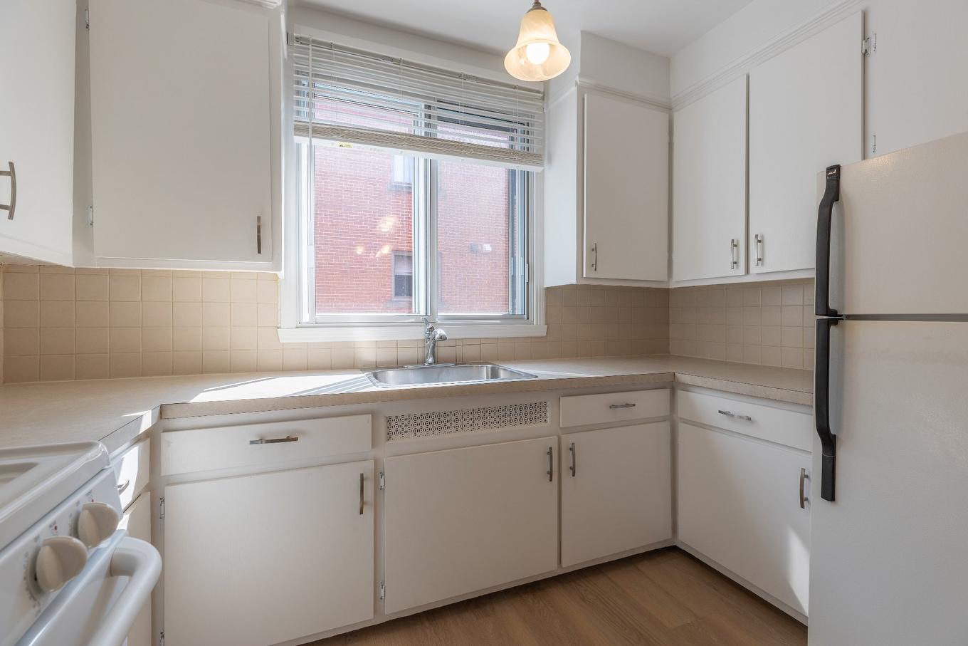 Kitchen - 5985 Rue Souart, Montréal (Côte-Des-Neiges/Notre-Dame-De-Grâce), QC - Indoor Photo Showing Kitchen