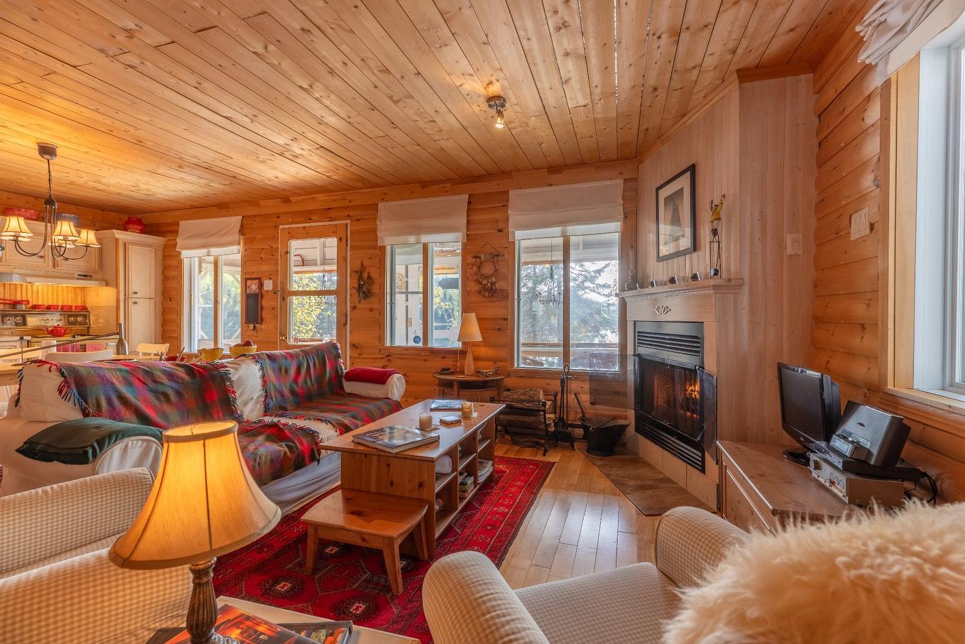 Salon - 1351 Ch. Kataway, Saint-Michel-Des-Saints, QC - Indoor Photo Showing Living Room With Fireplace