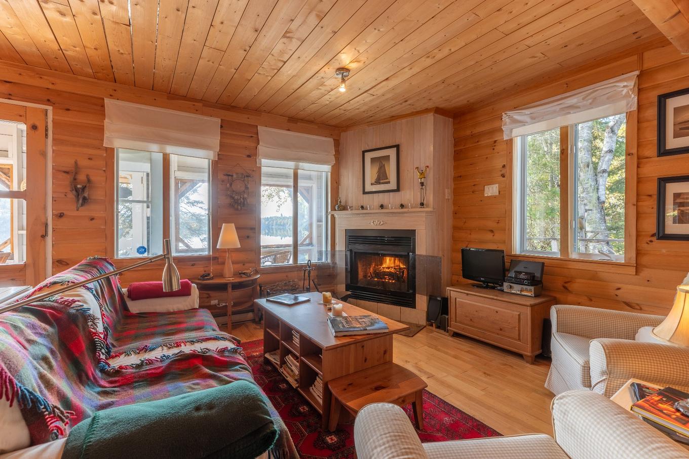 Salon - 1351 Ch. Kataway, Saint-Michel-Des-Saints, QC - Indoor Photo Showing Living Room With Fireplace