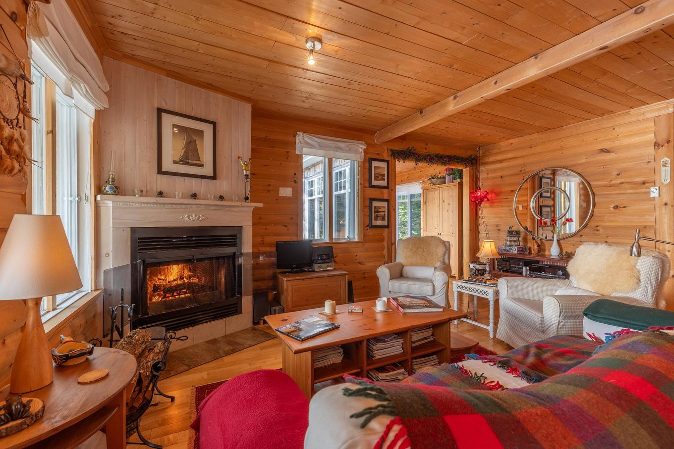 Salon - 1351 Ch. Kataway, Saint-Michel-Des-Saints, QC - Indoor Photo Showing Living Room With Fireplace