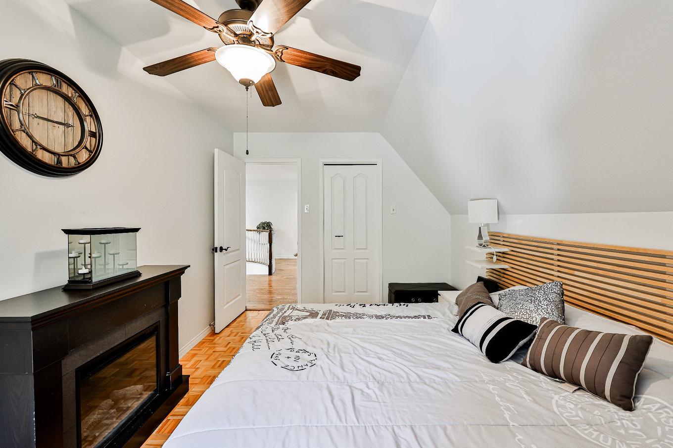Chambre à coucher - 1200 Route 329 S., Sainte-Agathe-Des-Monts, QC - Indoor Photo Showing Bedroom With Fireplace