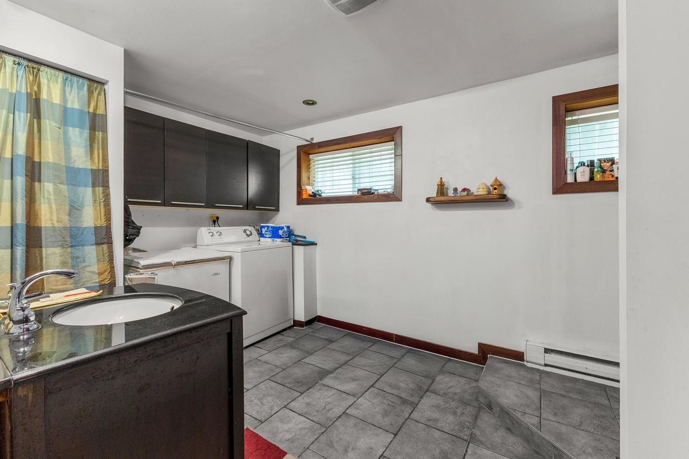 Salle de bains - 4040 40E Avenue, Montréal (Rivière-Des-Prairies/Pointe-Aux-Trembles), QC - Indoor Photo Showing Laundry Room