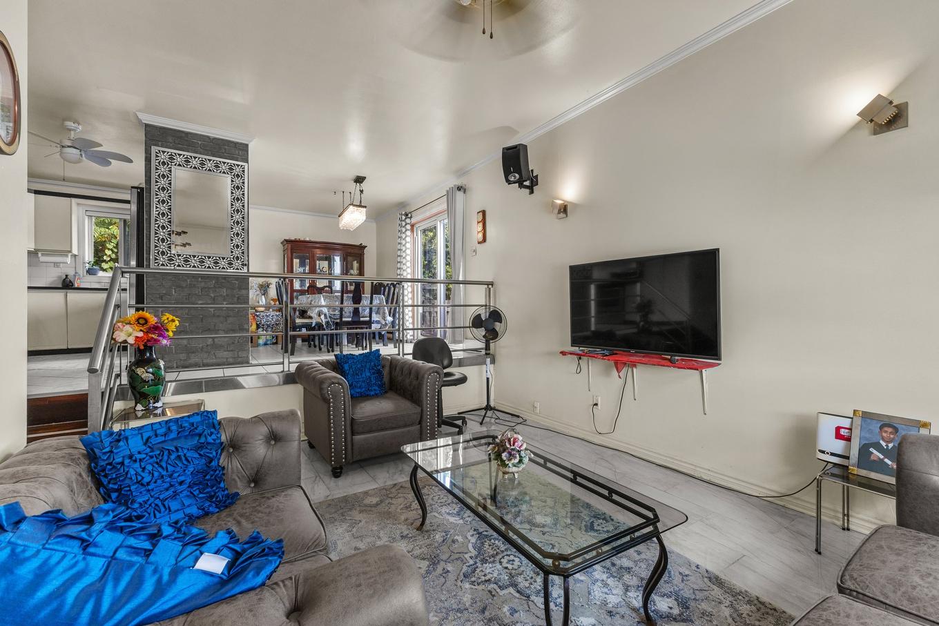 Salon - 4040 40E Avenue, Montréal (Rivière-Des-Prairies/Pointe-Aux-Trembles), QC - Indoor Photo Showing Living Room