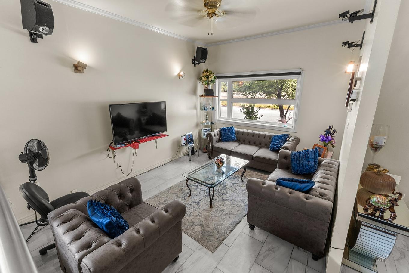 Salon - 4040 40E Avenue, Montréal (Rivière-Des-Prairies/Pointe-Aux-Trembles), QC - Indoor Photo Showing Living Room