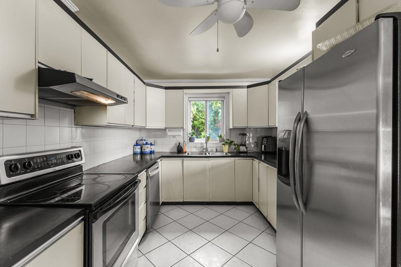Cuisine - 4040 40E Avenue, Montréal (Rivière-Des-Prairies/Pointe-Aux-Trembles), QC - Indoor Photo Showing Kitchen With Double Sink
