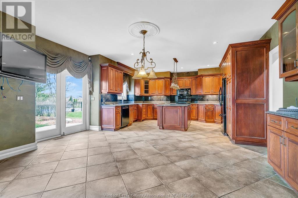 1585 Stoneybrook Crescent, Windsor, ON - Indoor Photo Showing Kitchen