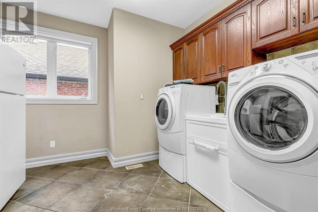 1585 Stoneybrook Crescent, Windsor, ON - Indoor Photo Showing Laundry Room