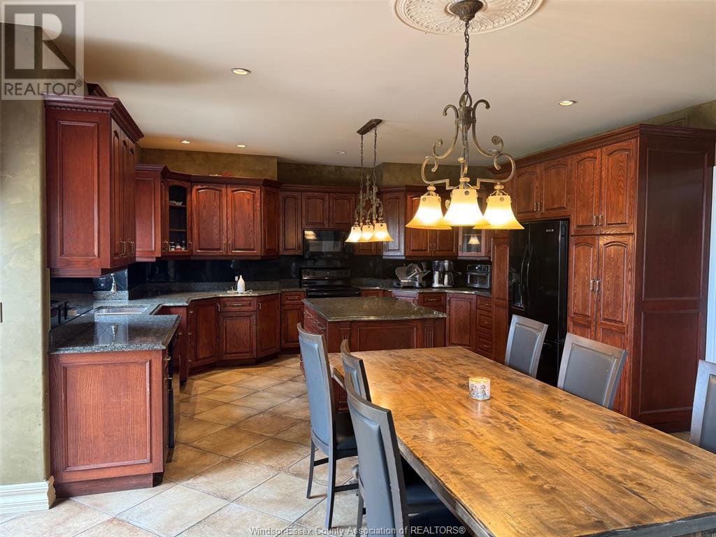1585 Stoneybrook Crescent, Windsor, ON - Indoor Photo Showing Dining Room