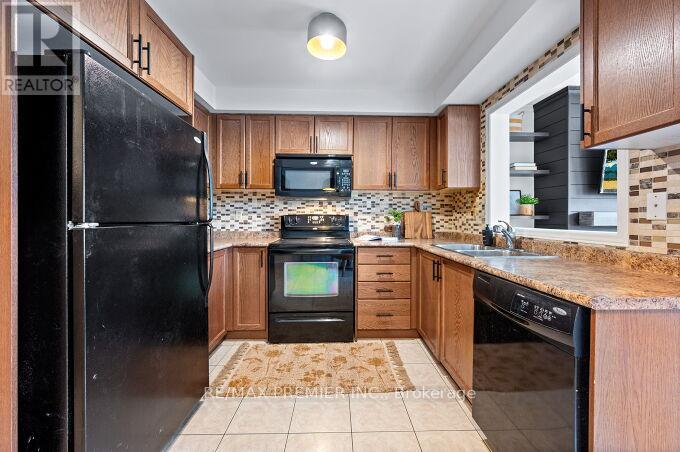 78 Keystar Court, Vaughan, ON - Indoor Photo Showing Kitchen With Double Sink