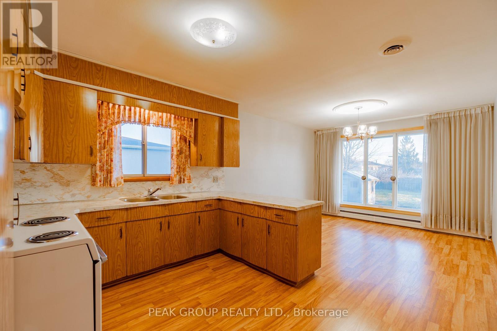 Upper - 248 Bertie Street, Fort Erie (Central), ON - Indoor Photo Showing Kitchen With Double Sink