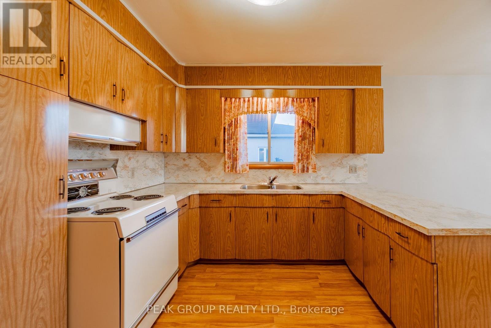 Upper - 248 Bertie Street, Fort Erie (Central), ON - Indoor Photo Showing Kitchen
