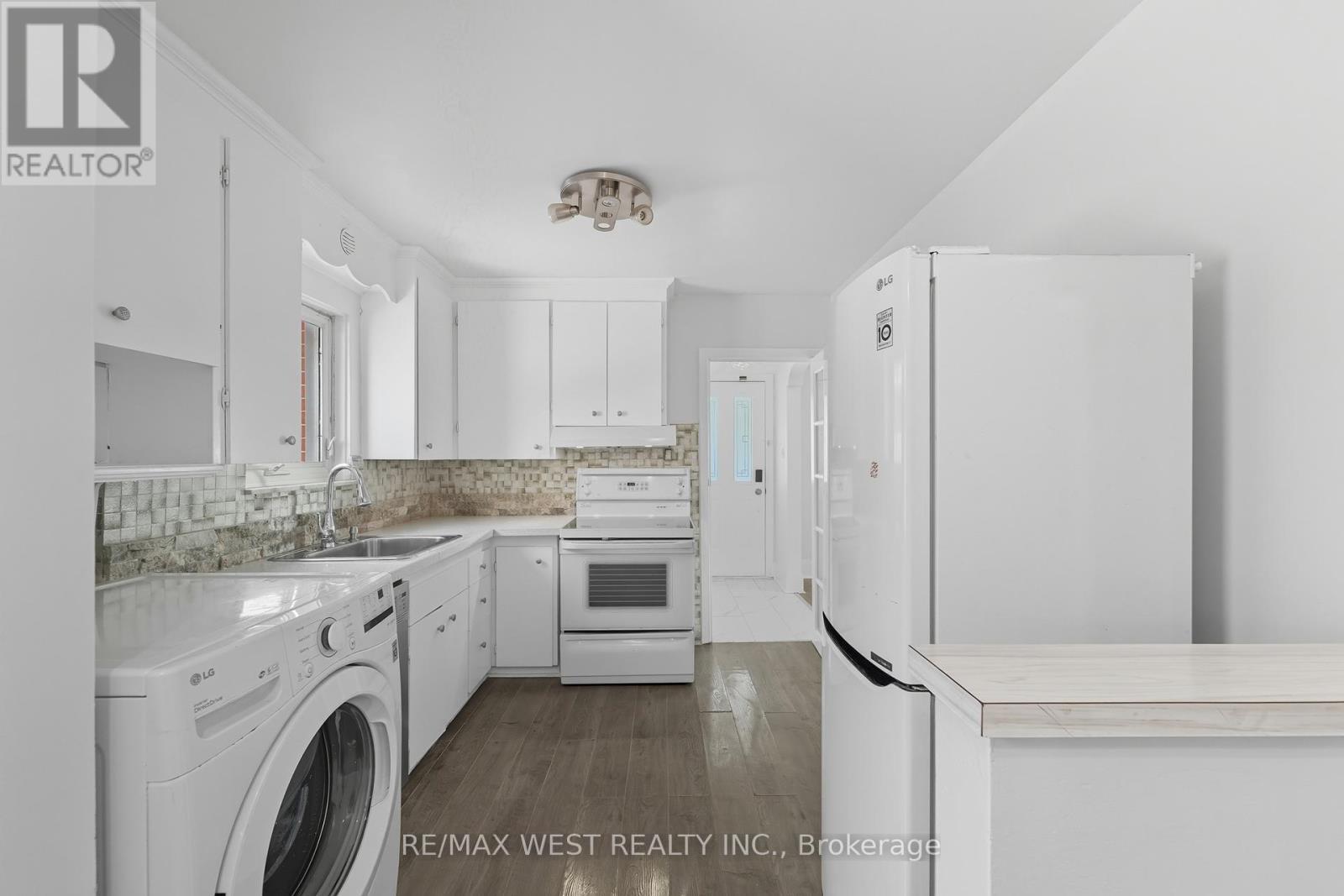 38 Feltham Avenue, Toronto, ON - Indoor Photo Showing Laundry Room