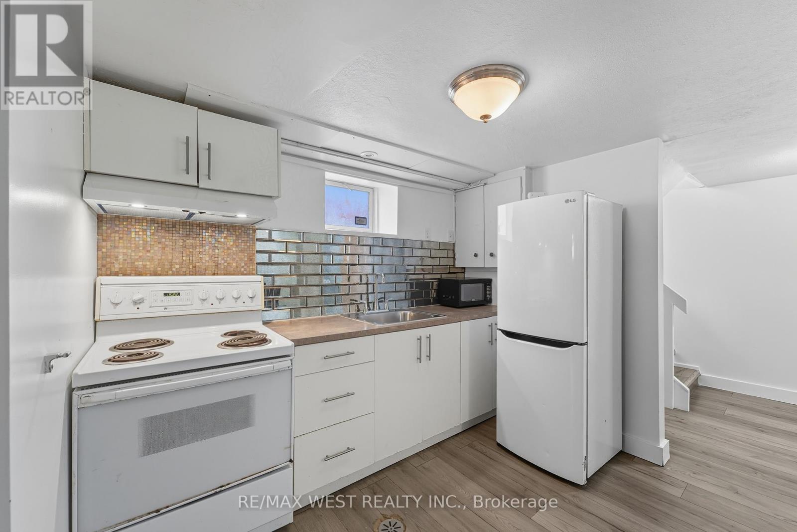 38 Feltham Avenue, Toronto, ON - Indoor Photo Showing Kitchen