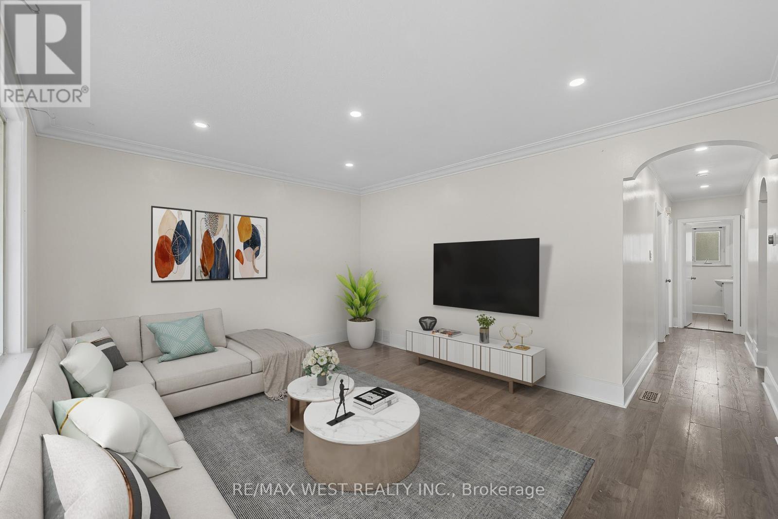 38 Feltham Avenue, Toronto, ON - Indoor Photo Showing Living Room