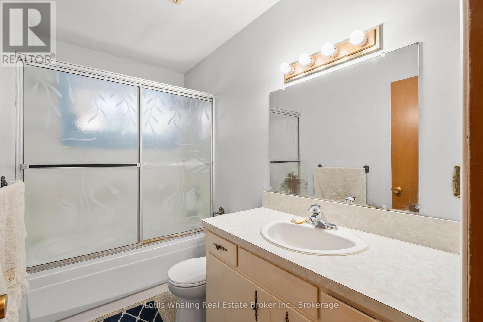 61 8Th Street, Hanover, ON - Indoor Photo Showing Bathroom
